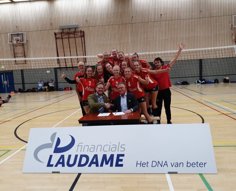 Gilles bij het tekenmoment voor de sponsoring van Laudame Financials VCN Dames 1
