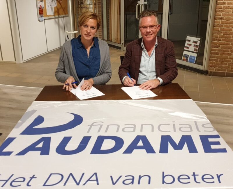 Gilles bij het tekenmoment voor de sponsoring van Korbatjo vanuit Laudame Financials
